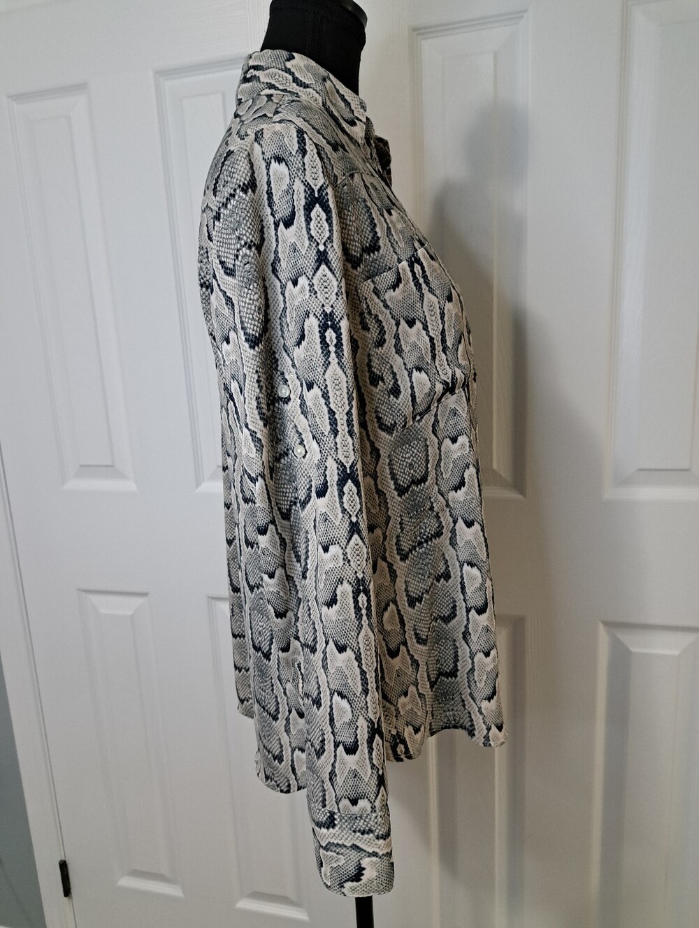 Express The Portifino Shirt Snakeskin Animal Print Blouse Black Beige Medium - Picture 6 of 11
